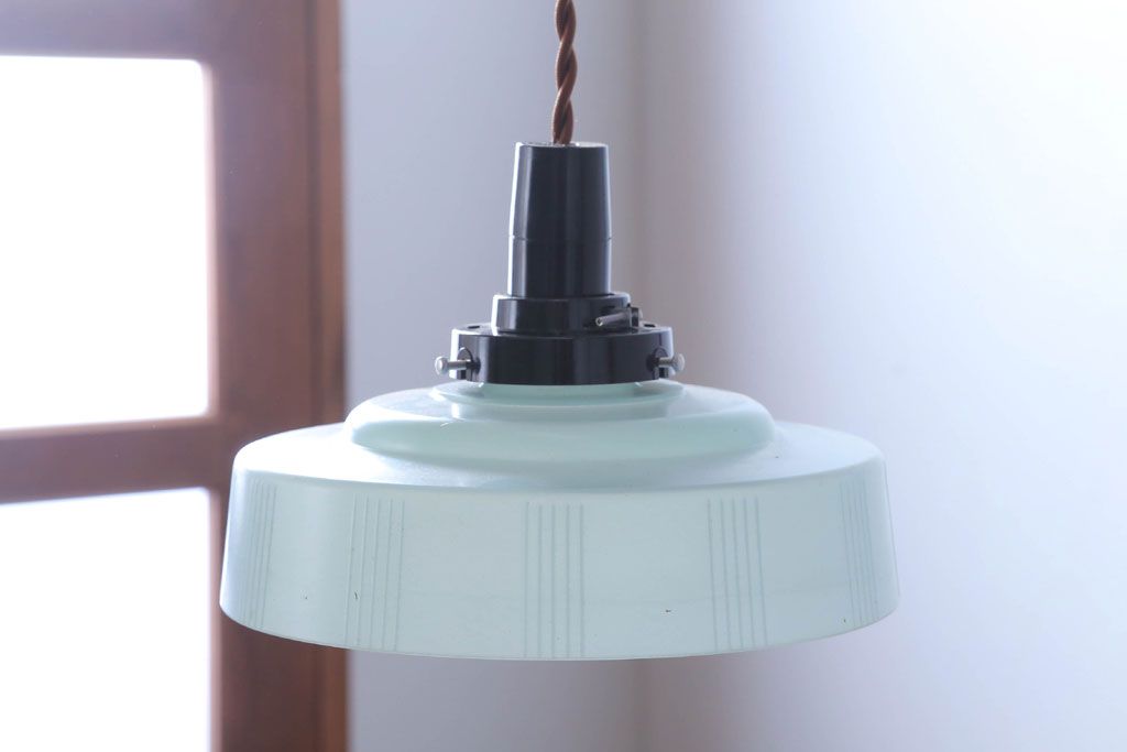 昭和レトロ　プラスチックシェードの天井照明(1)