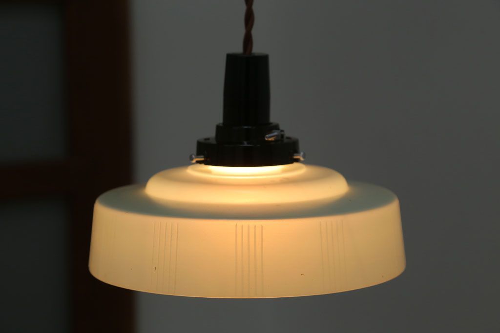 昭和レトロ　プラスチックシェードの天井照明(1)