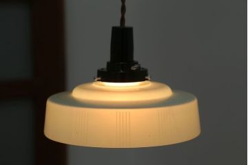 昭和レトロ　プラスチックシェードの天井照明(1)