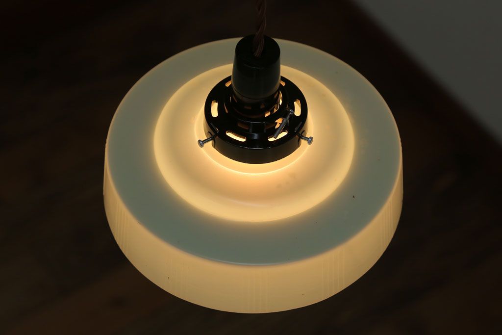 昭和レトロ　プラスチックシェードの天井照明(1)