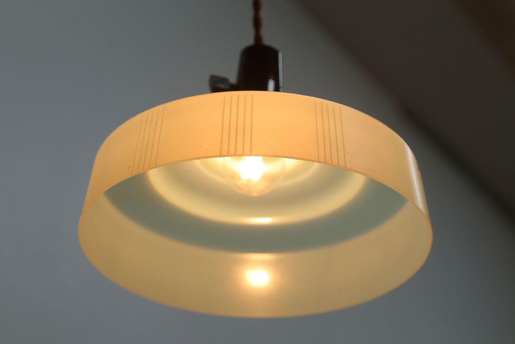 昭和レトロ　プラスチックシェードの天井照明(1)