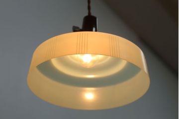 昭和レトロ　プラスチックシェードの天井照明(1)