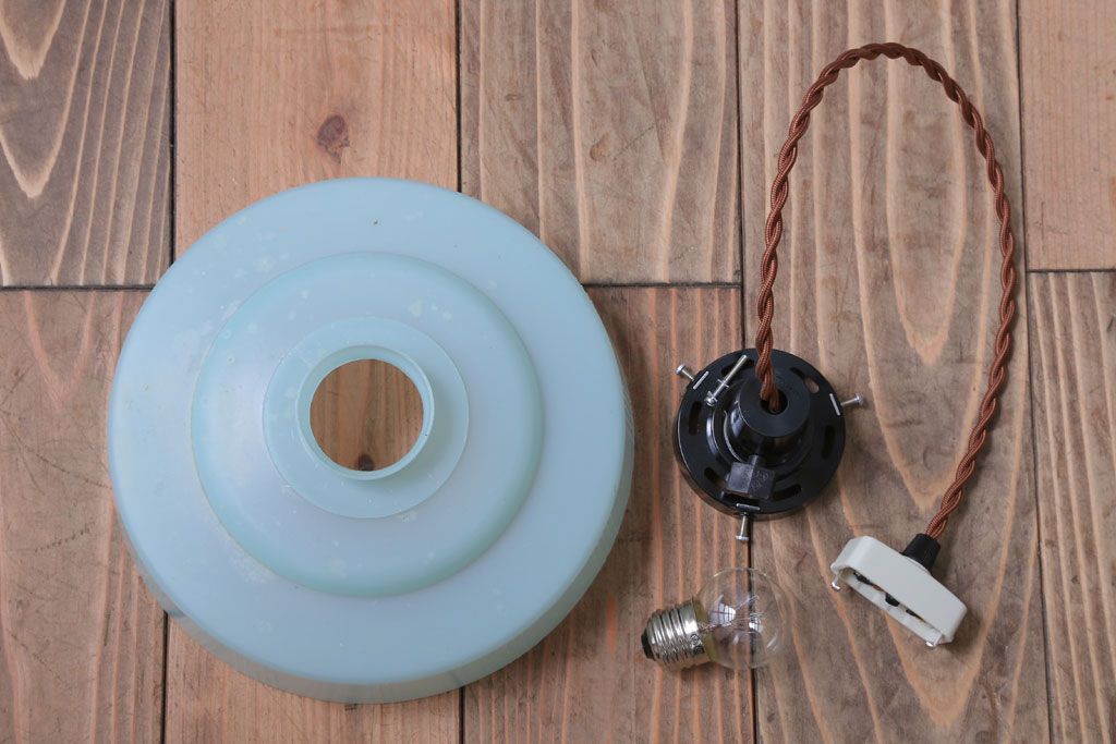 昭和レトロ　プラスチックシェードの天井照明(1)