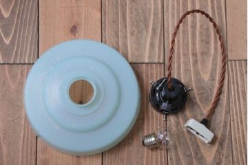 昭和レトロ　プラスチックシェードの天井照明(1)