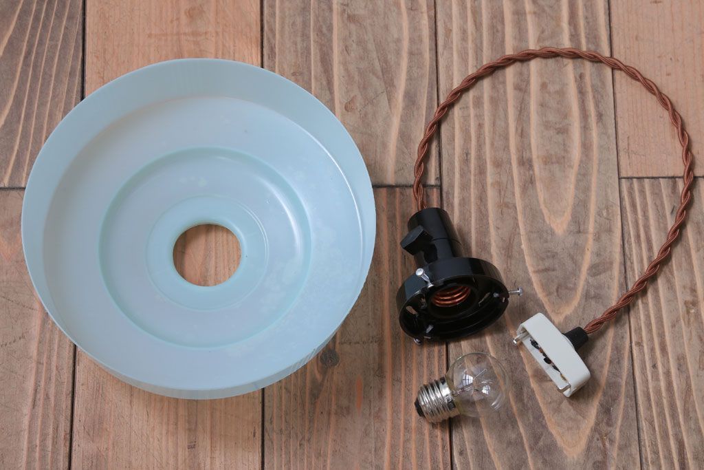 昭和レトロ　プラスチックシェードの天井照明(1)