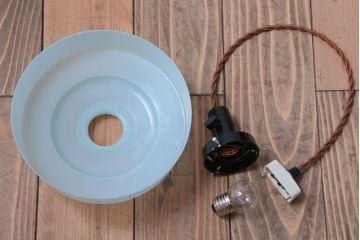 昭和レトロ　プラスチックシェードの天井照明(1)