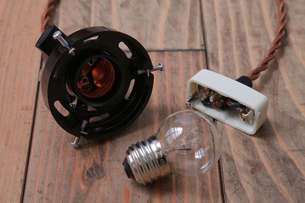 昭和レトロ　プラスチックシェードの天井照明(1)