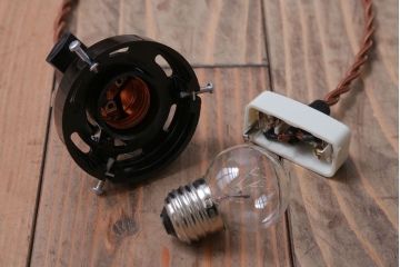 昭和レトロ　プラスチックシェードの天井照明(1)