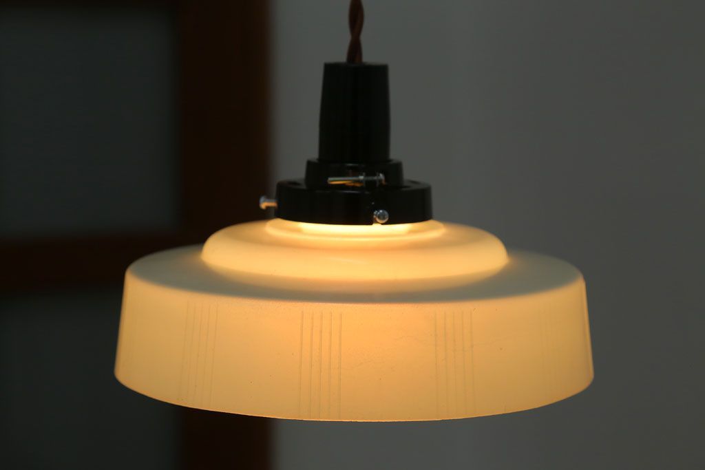 昭和レトロ　プラスチックシェードの天井照明(2)