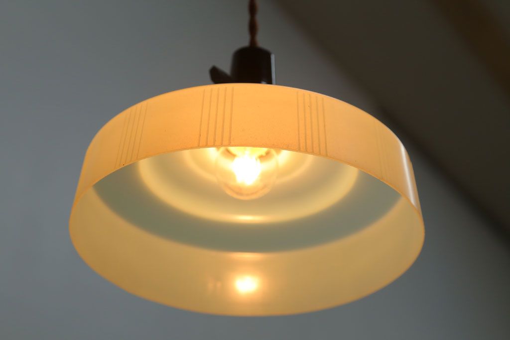 昭和レトロ　プラスチックシェードの天井照明(2)