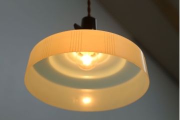 昭和レトロ　プラスチックシェードの天井照明(2)