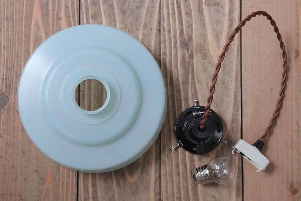 昭和レトロ　プラスチックシェードの天井照明(2)