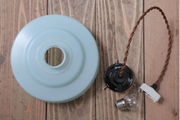 昭和レトロ　プラスチックシェードの天井照明(2)