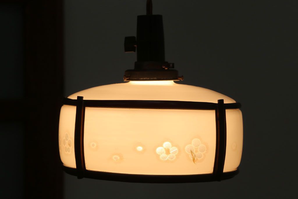 和製アンティーク 花柄 乳白色ガラスシェードの昭和レトロな天井照明