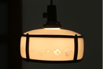 和製アンティーク 花柄 乳白色ガラスシェードの昭和レトロな天井照明