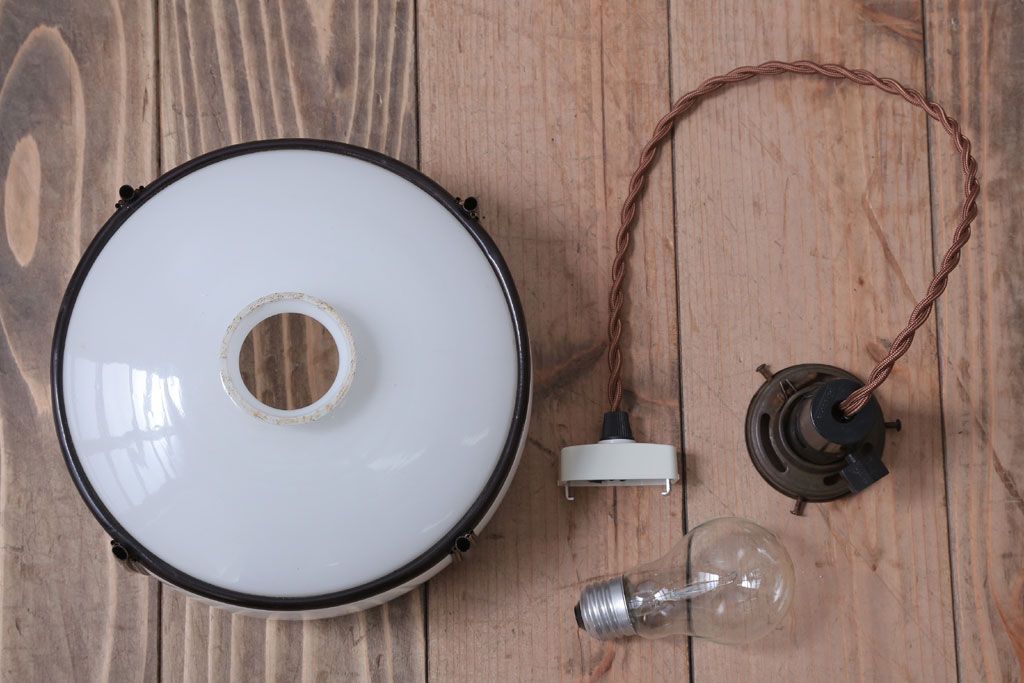 和製アンティーク 花柄 乳白色ガラスシェードの昭和レトロな天井照明