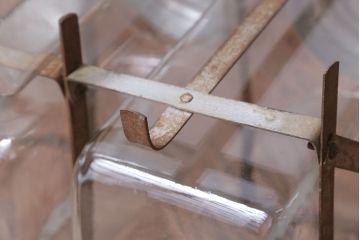 アンティーク雑貨　昭和レトロ　アイアンラック付き!蓋付きガラス瓶6個セット(2)