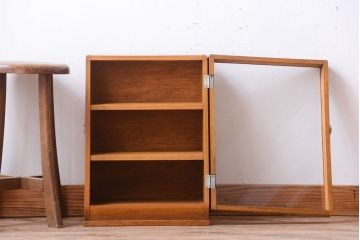 レトロ家具　和製アンティーク　古い木のレトロな台形型小振りガラスケース