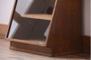レトロ家具　和製アンティーク　古い木のレトロな台形型小振りガラスケース