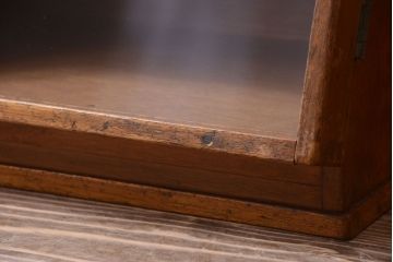 レトロ家具　和製アンティーク　古い木のレトロな台形型小振りガラスケース