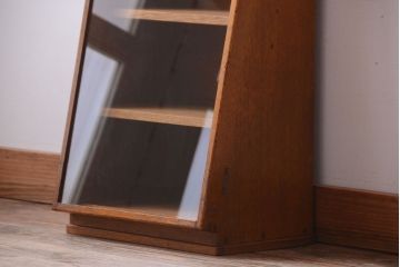 レトロ家具　和製アンティーク　古い木のレトロな台形型小振りガラスケース(2)