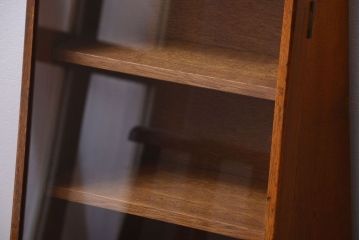 レトロ家具　和製アンティーク　古い木のレトロな台形型小振りガラスケース(2)