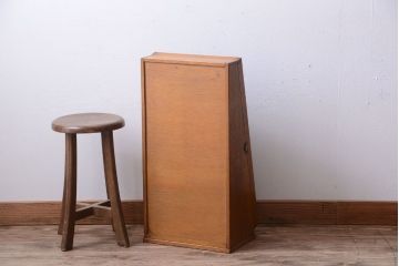 レトロ家具　和製アンティーク　古い木のレトロな台形型小振りガラスケース(2)