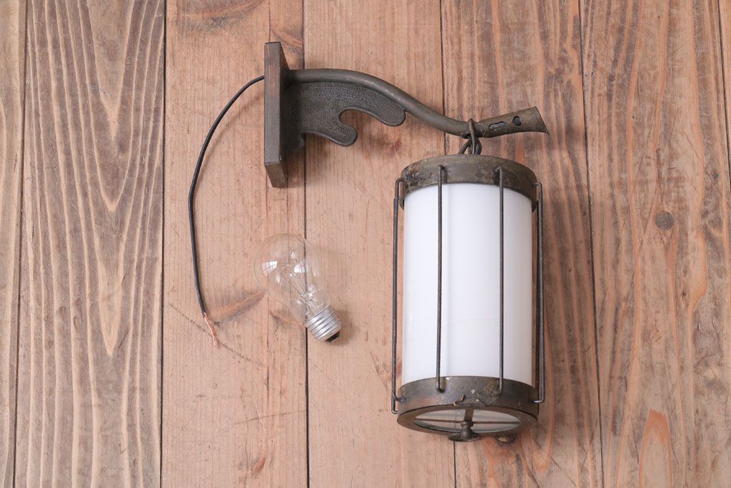 ジャンク品　古民具・骨董　大正期　古金具のおしゃれなアンティーク壁掛け照明(2)