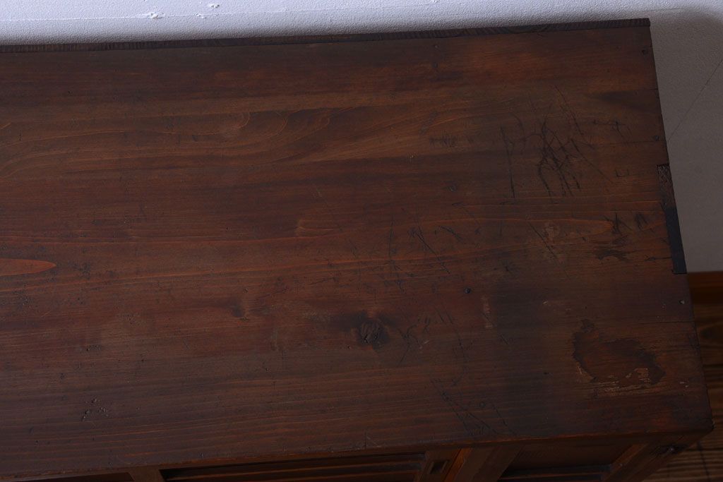 アンティーク家具　和製アンティーク　古い木製の小ぶりな収納棚(下駄箱)