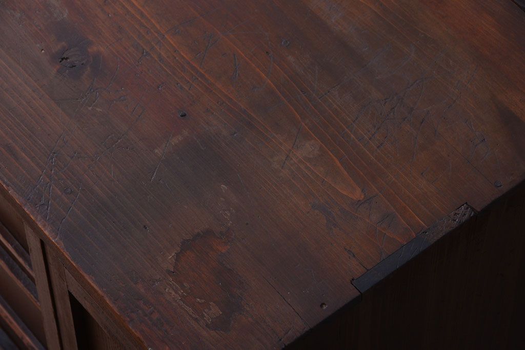 アンティーク家具　和製アンティーク　古い木製の小ぶりな収納棚(下駄箱)