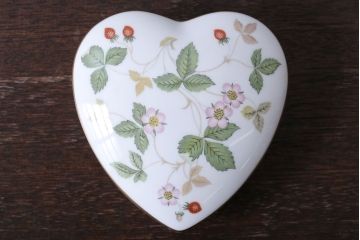 アンティーク雑貨　中古　イギリスWedgwood(ウェッジウッド)　ワイルドストロベリー　ハート型小物入れ