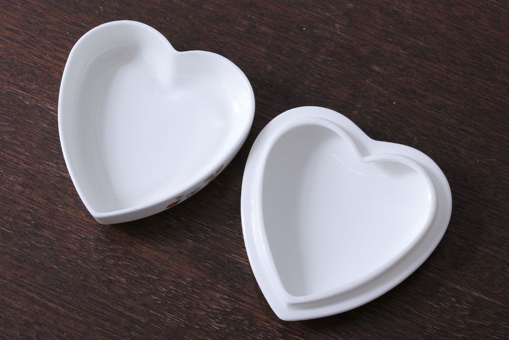 アンティーク雑貨　中古　イギリスWedgwood(ウェッジウッド)　ワイルドストロベリー　ハート型小物入れ