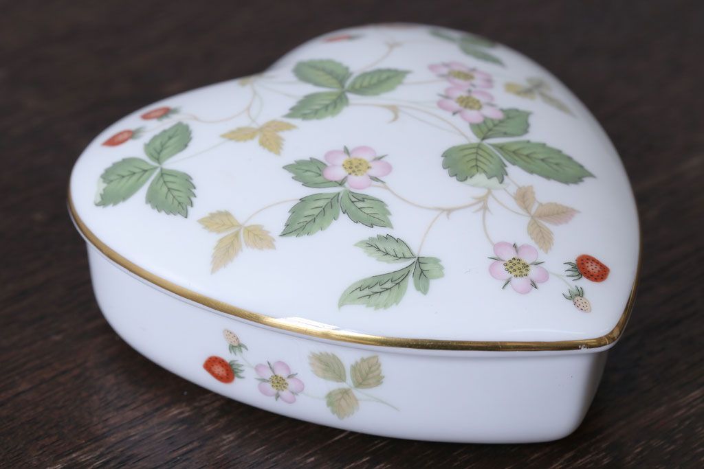 アンティーク雑貨　中古　イギリスWedgwood(ウェッジウッド)　ワイルドストロベリー　ハート型小物入れ