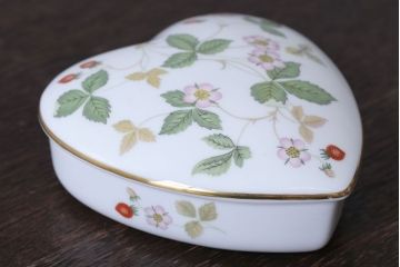 アンティーク雑貨　中古　イギリスWedgwood(ウェッジウッド)　ワイルドストロベリー　ハート型小物入れ