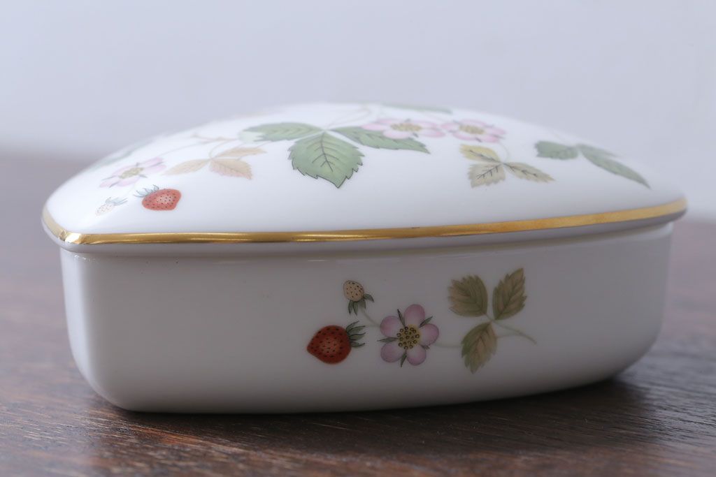 アンティーク雑貨　中古　イギリスWedgwood(ウェッジウッド)　ワイルドストロベリー　ハート型小物入れ