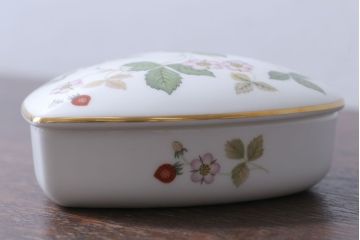 アンティーク雑貨　中古　イギリスWedgwood(ウェッジウッド)　ワイルドストロベリー　ハート型小物入れ