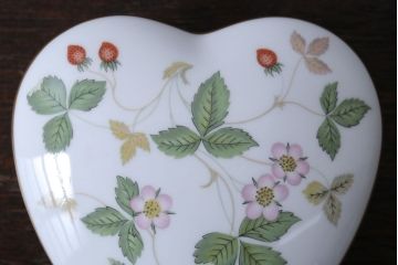 アンティーク雑貨　中古　イギリスWedgwood(ウェッジウッド)　ワイルドストロベリー　ハート型小物入れ