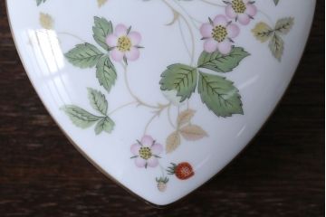 アンティーク雑貨　中古　イギリスWedgwood(ウェッジウッド)　ワイルドストロベリー　ハート型小物入れ