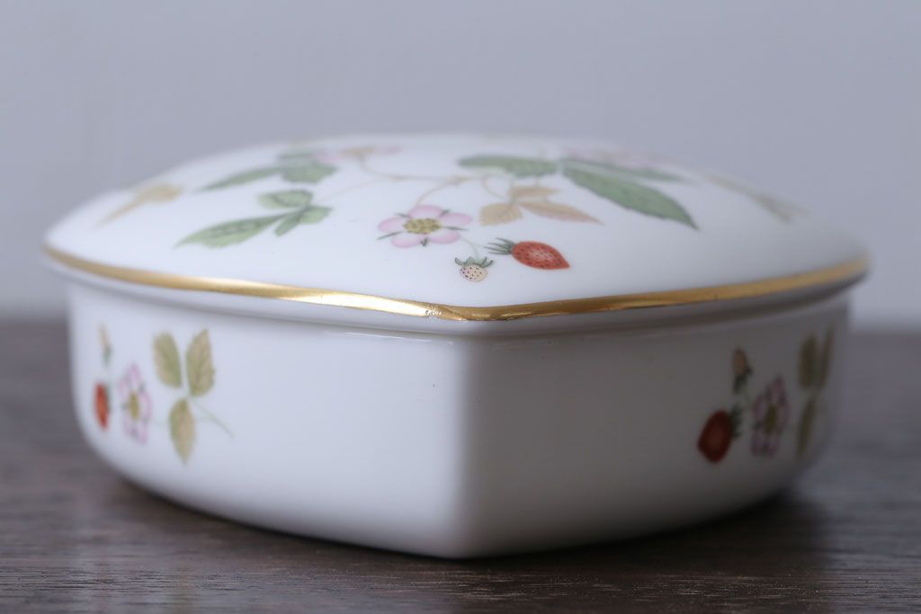 アンティーク雑貨　中古　イギリスWedgwood(ウェッジウッド)　ワイルドストロベリー　ハート型小物入れ
