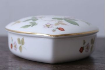 アンティーク雑貨　中古　イギリスWedgwood(ウェッジウッド)　ワイルドストロベリー　ハート型小物入れ