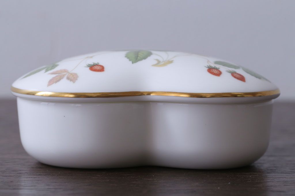 アンティーク雑貨　中古　イギリスWedgwood(ウェッジウッド)　ワイルドストロベリー　ハート型小物入れ