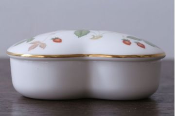 アンティーク雑貨　中古　イギリスWedgwood(ウェッジウッド)　ワイルドストロベリー　ハート型小物入れ
