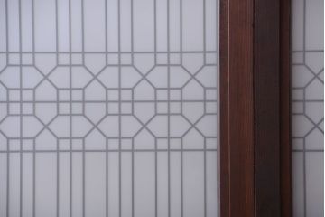 古民具・骨董　組子入りすりガラス帯のアンティーク板戸2枚セット