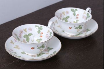 中古　イギリスWedgwood(ウェッジウッド) ワイルドストロベリー　カップ&ソーサー2客(洋食器)