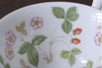 中古　イギリスWedgwood(ウェッジウッド) ワイルドストロベリー　カップ&ソーサー2客(洋食器)