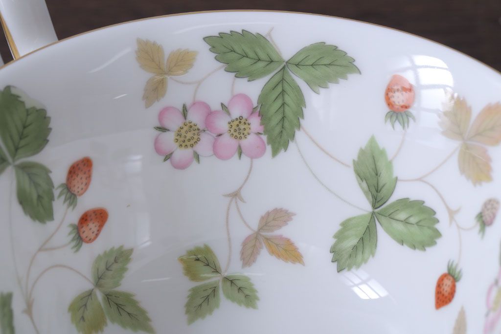 中古　イギリスWedgwood(ウェッジウッド) ワイルドストロベリー　カップ&ソーサー2客(洋食器)