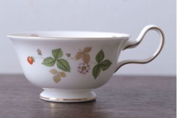 中古　イギリスWedgwood(ウェッジウッド) ワイルドストロベリー　カップ&ソーサー2客(洋食器)