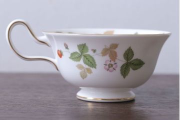 中古　イギリスWedgwood(ウェッジウッド) ワイルドストロベリー　カップ&ソーサー2客(洋食器)