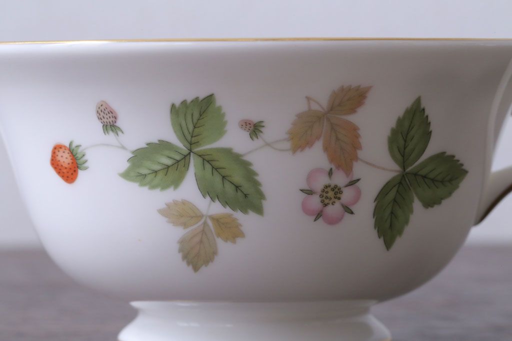 中古　イギリスWedgwood(ウェッジウッド) ワイルドストロベリー　カップ&ソーサー2客(洋食器)