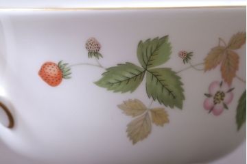 中古　イギリスWedgwood(ウェッジウッド) ワイルドストロベリー　カップ&ソーサー2客(洋食器)